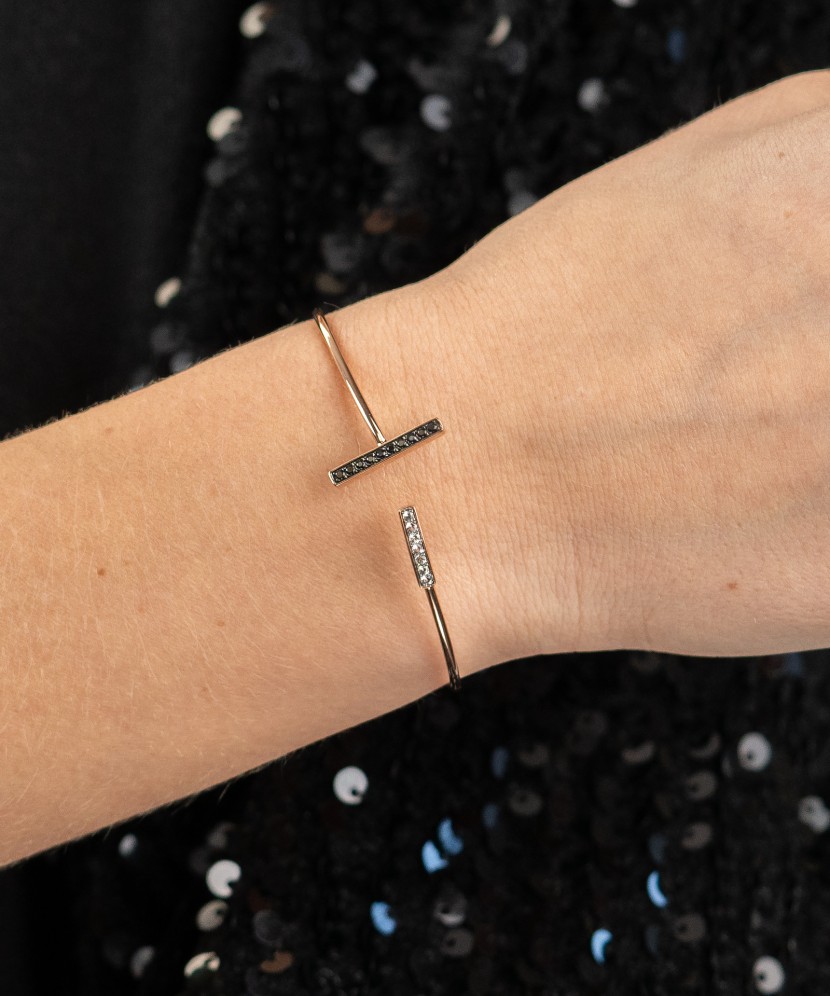 Kultainen rannekoru safiireilla