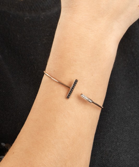 Kultainen rannekoru safiireilla