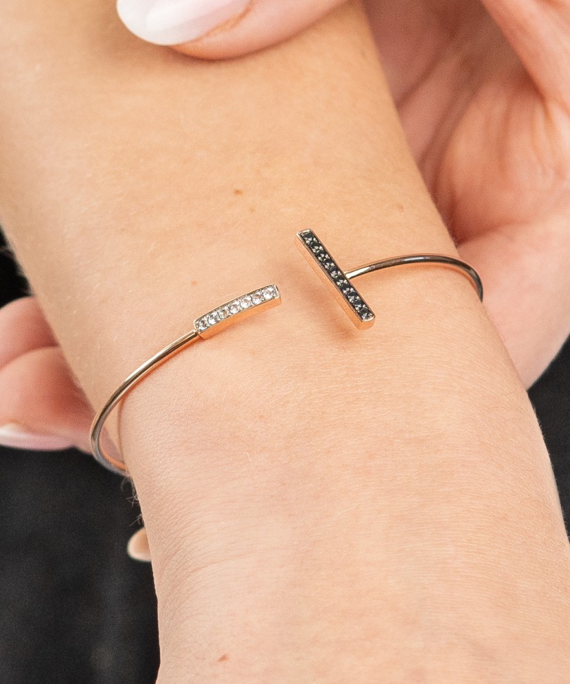 Gold bracelet with sapphires