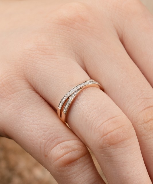 Gold ring with diamonds