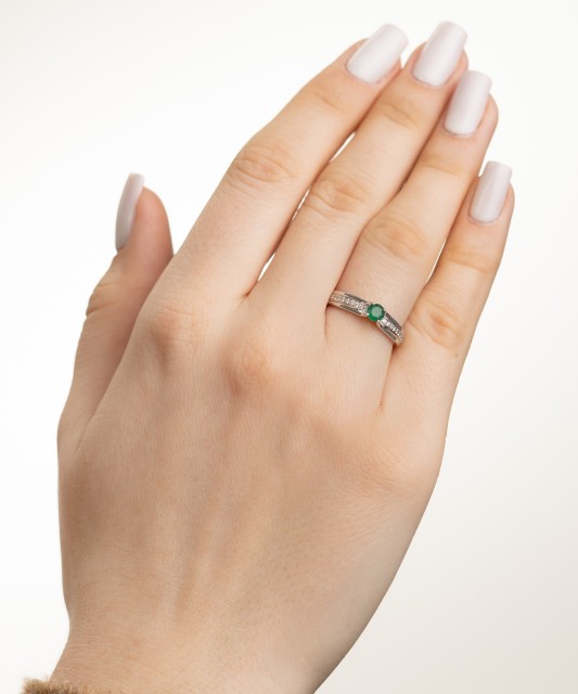 White gold ring with emerald and diamonds