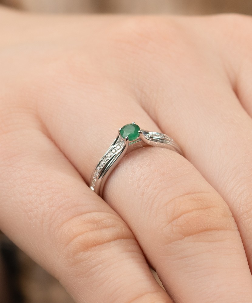 White gold ring with emerald and diamonds