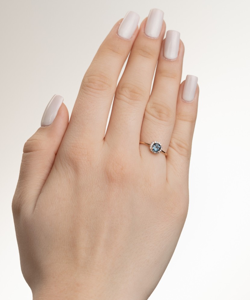 Kultasormus timanteilla ja topaasi