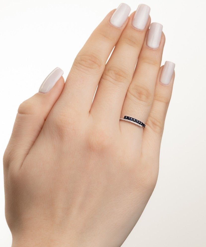 Valkokultasormus safiireilla ja timantteja