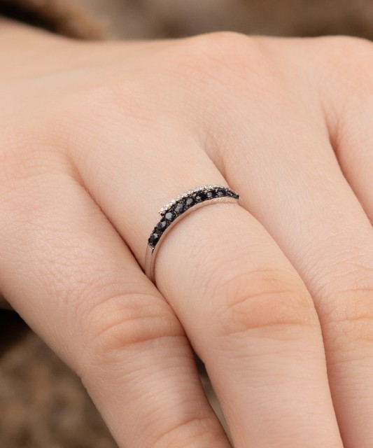 Valkokultasormus safiireilla ja timantteja