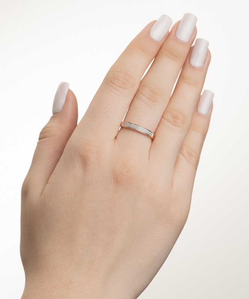 Gold ring with diamonds