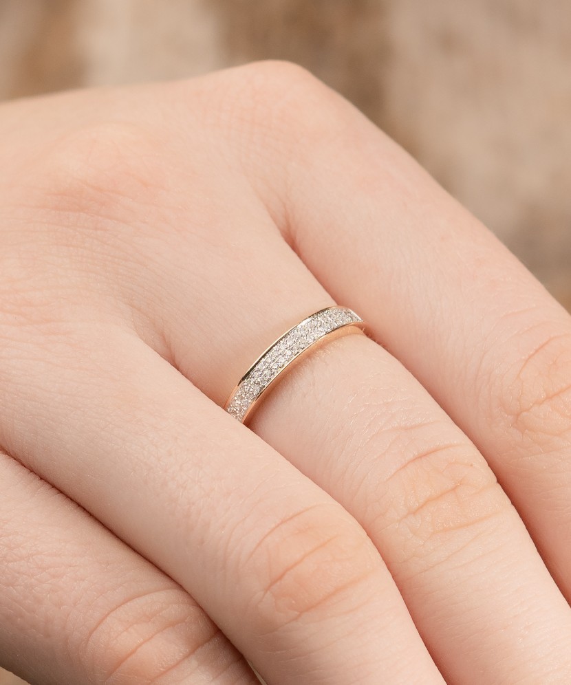 Gold ring with diamonds