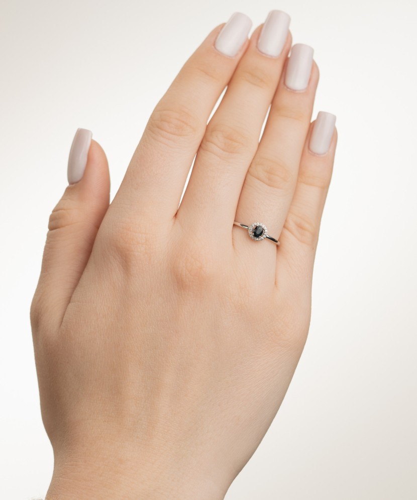 White gold ring with sapphire and diamonds