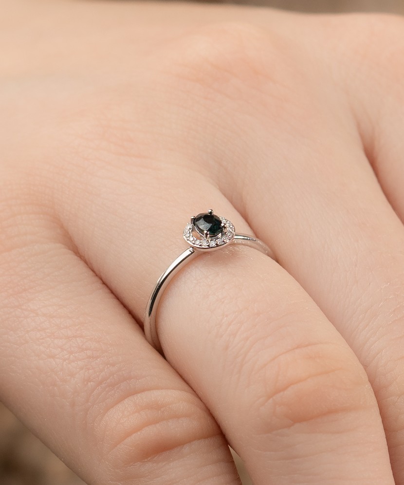 White gold ring with sapphire and diamonds