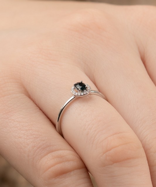 White gold ring with sapphire and diamonds