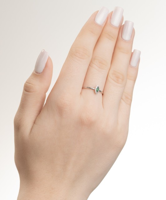 White gold ring with emerald and diamonds