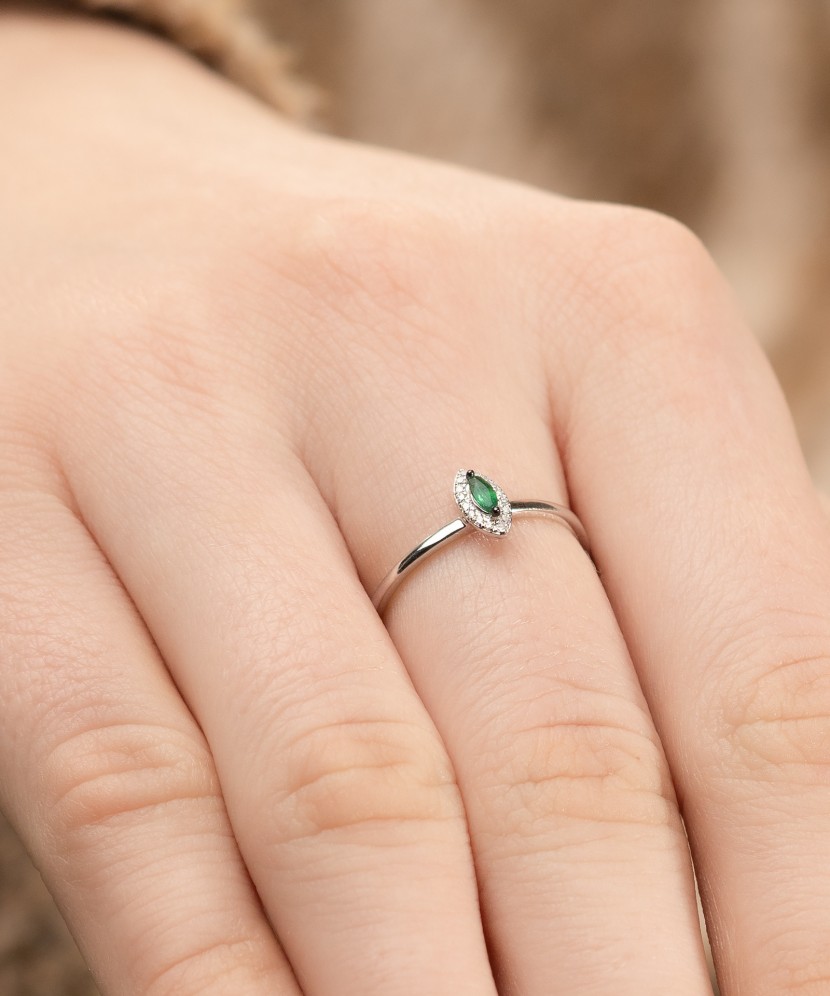 White gold ring with emerald and diamonds