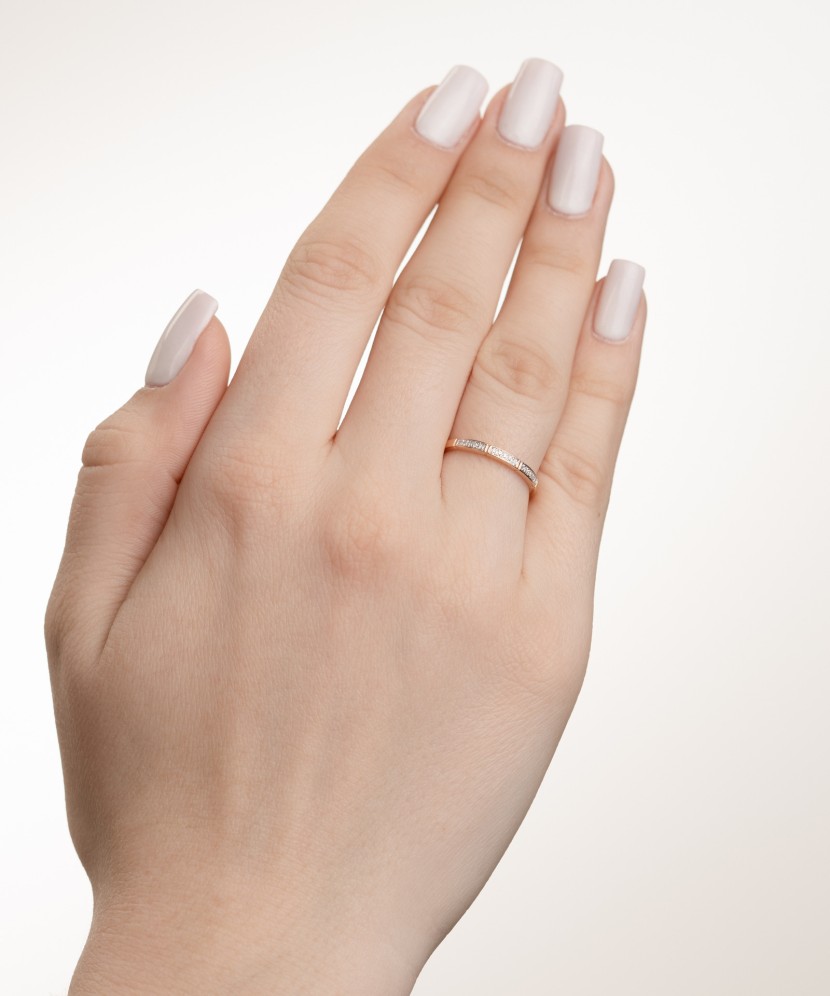 Kultasormus timanteilla