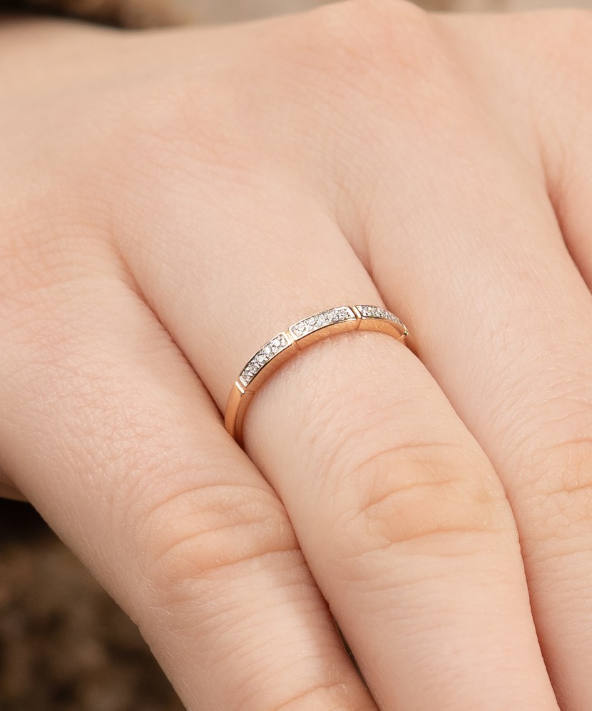 Gold ring with diamonds