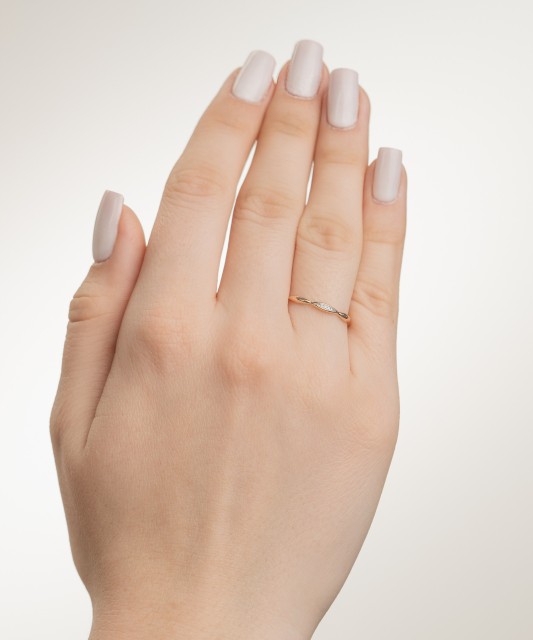 Gold ring with diamonds