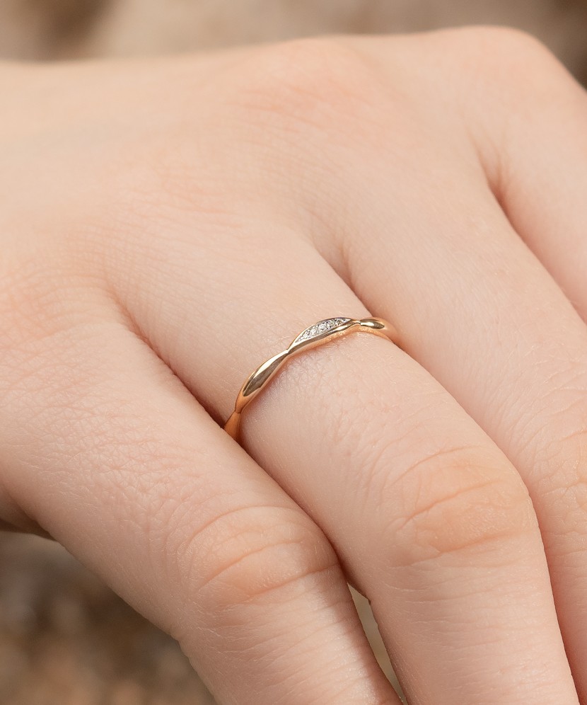 Gold ring with diamonds