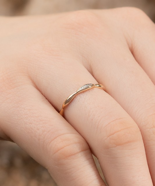 Gold ring with diamonds