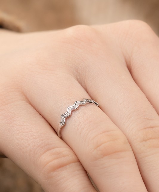 Valkokultasormus timantilla