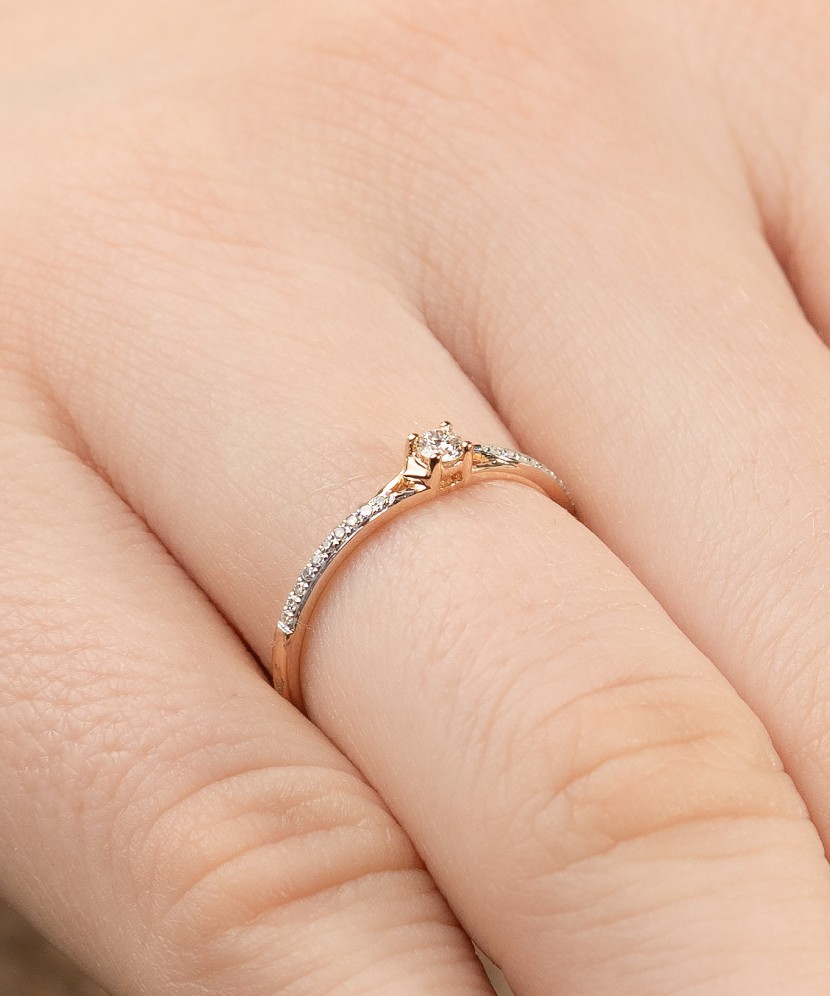 Gold ring with diamonds