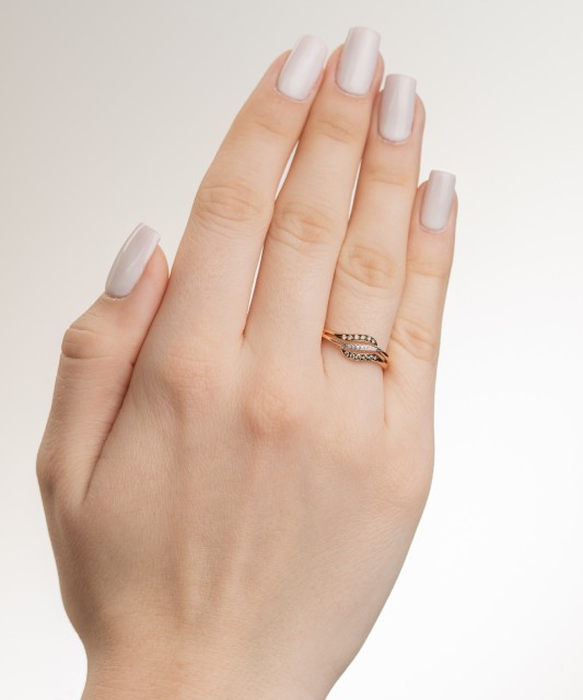 Gold ring with diamonds