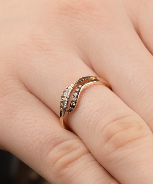Gold ring with diamonds