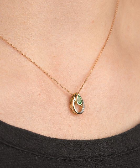 Yellow Gold pendant with emerald and diamonds