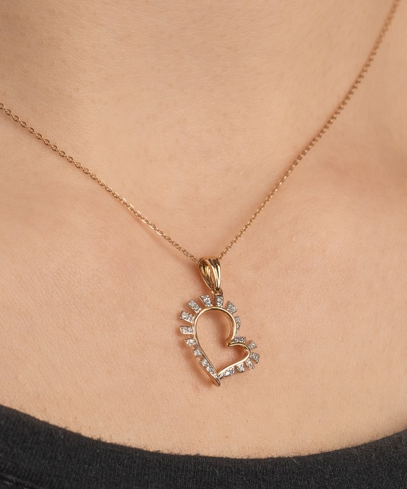 Gold pendant with diamonds "heart"