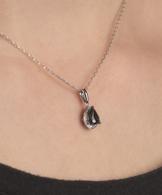 Valkokultainen riipus timanteilla ja safiireilla