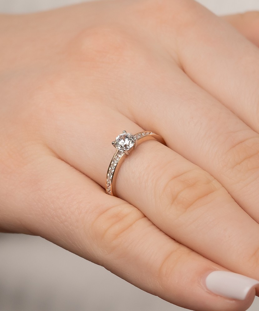 Gold ring with zircons