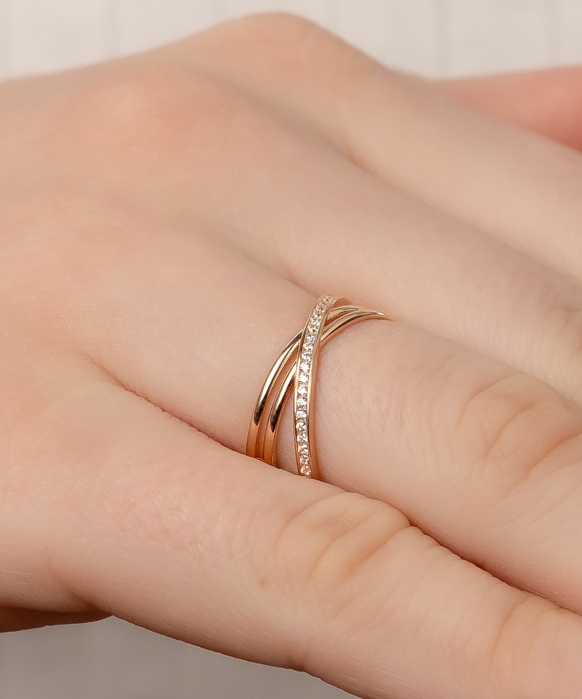 Gold ring with zircons