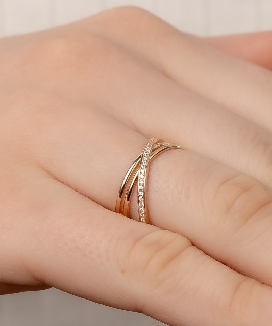 Gold ring with zircons