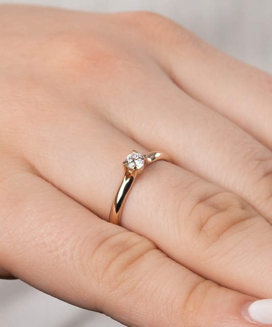 Gold ring with zirconium