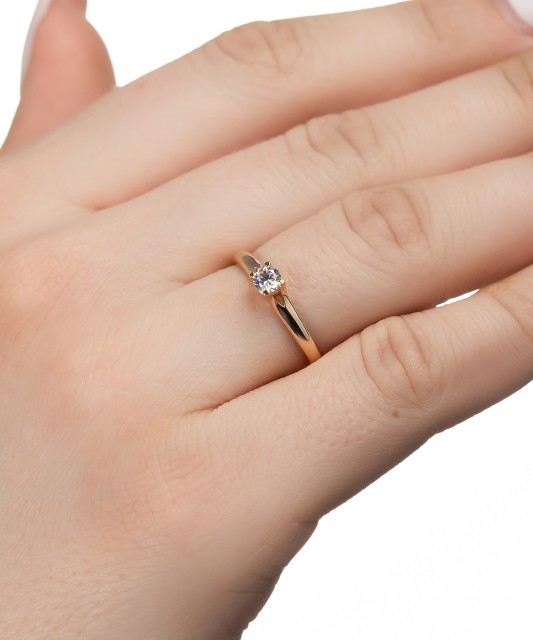 Gold ring with zirconium