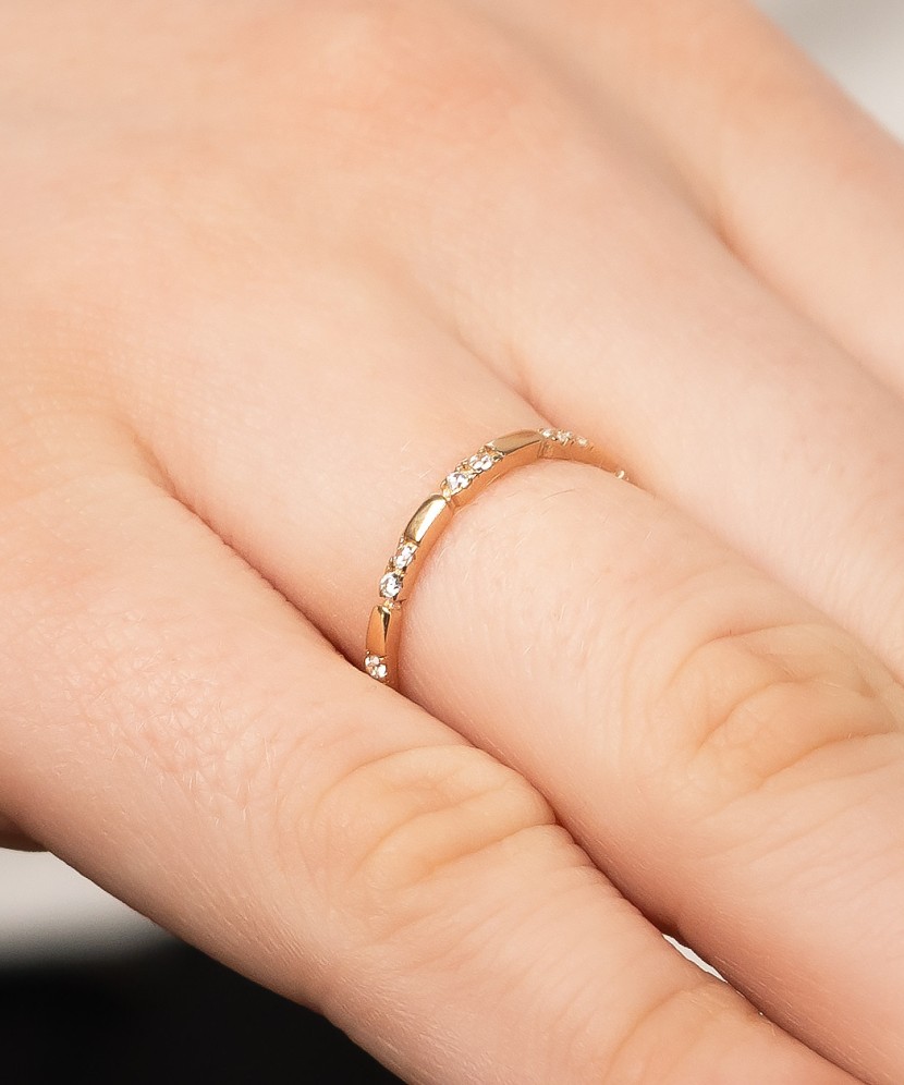 Gold ring with zircons