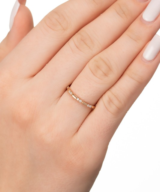 Gold ring with zircons