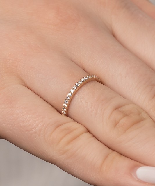 Gold ring with zircons