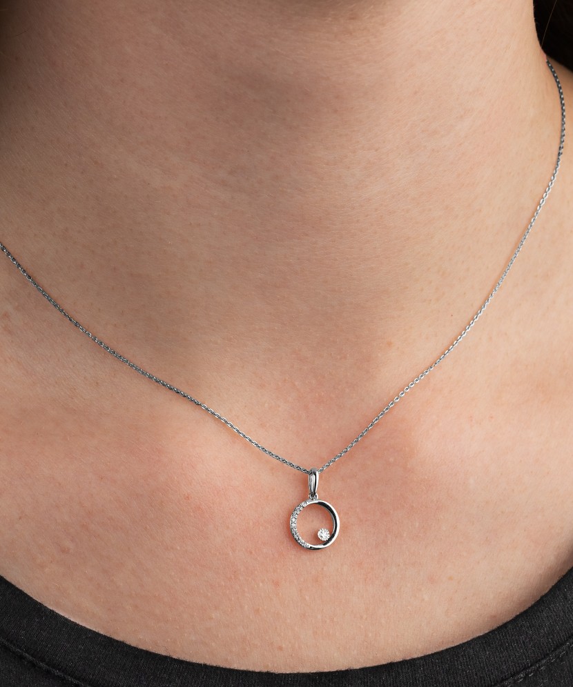 Valkokultainen riipus timanteilla