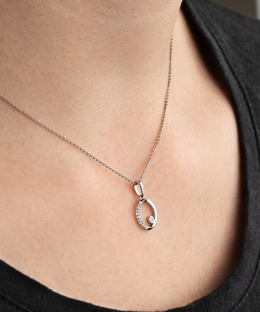 Valkokultainen riipus timanteilla