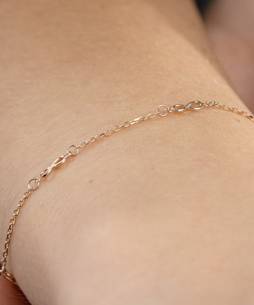 Kultainen rannekoru "ääretön"