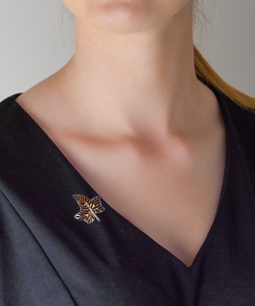 Kultainen rintakoru "Esite"