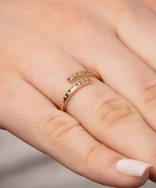 Gold ring with zircons