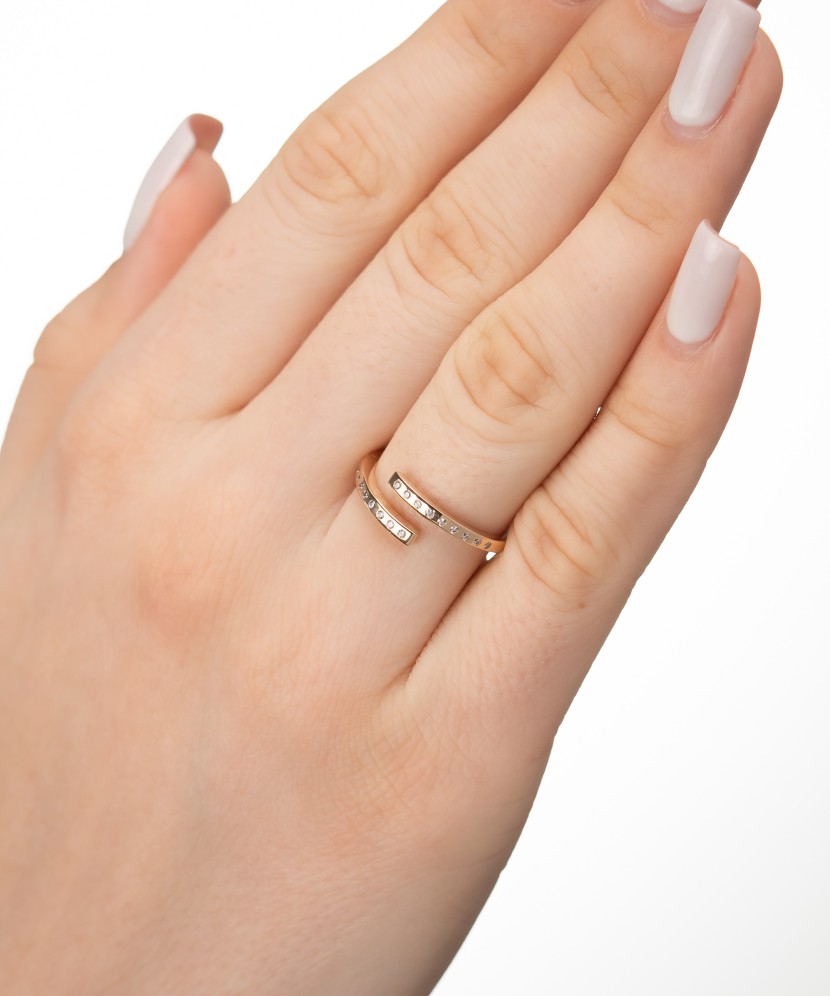 Gold ring with zircons