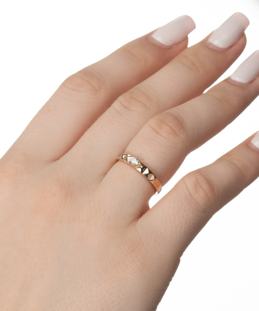 Gold ring with zirconium