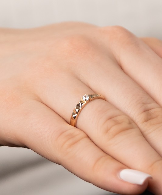 Kultasormus zirkonialla