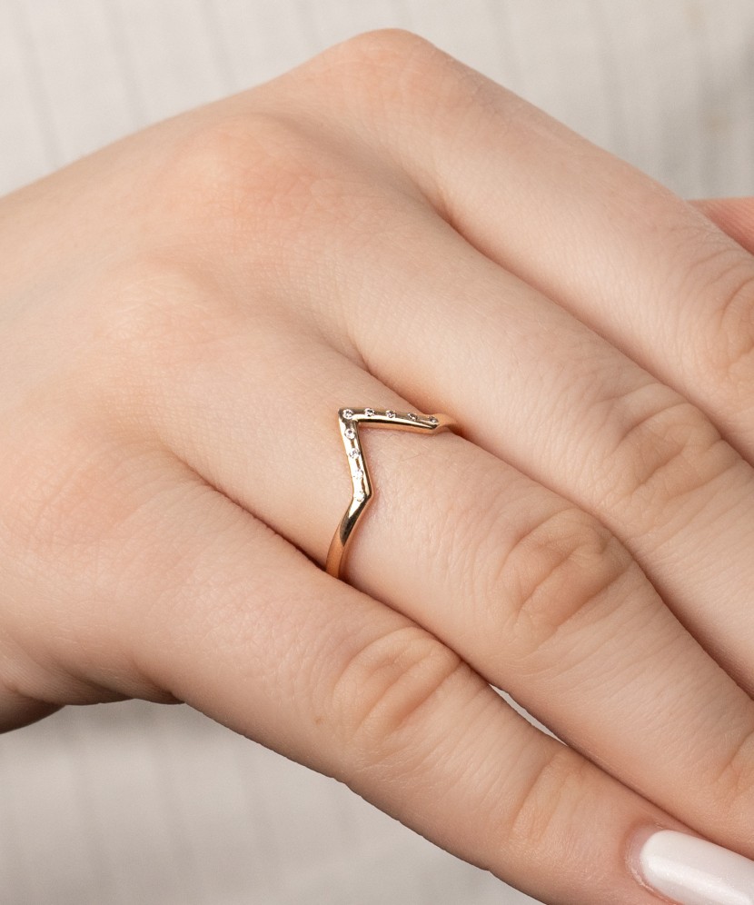 Kultasormus zirkoneilla