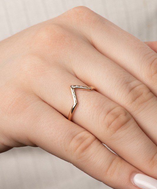 Gold ring with zircons