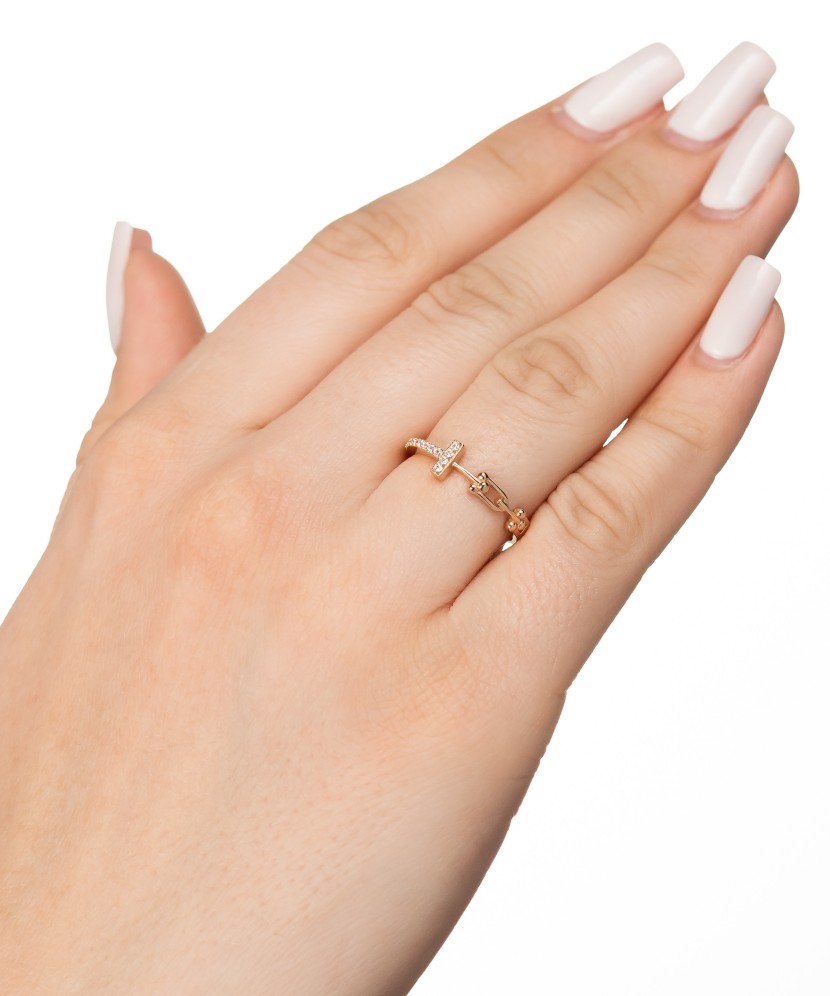 Kultasormus zirkoneilla