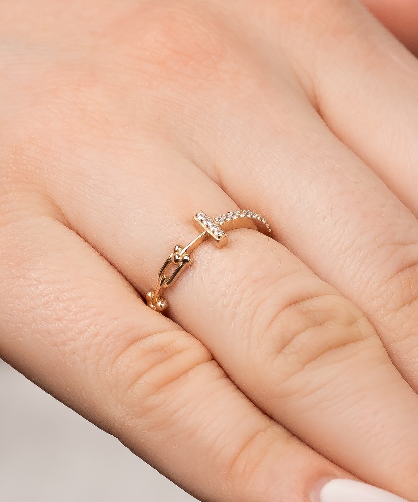 Kultasormus zirkoneilla