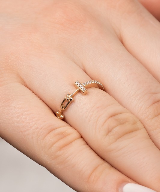 Gold ring with zircons