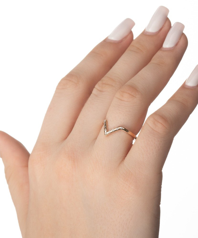 Kultasormus zirkoneilla